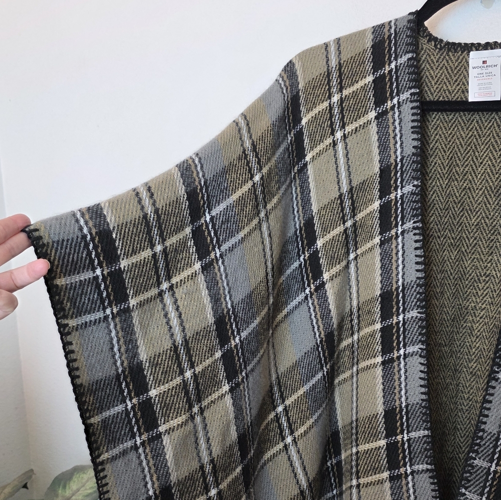 WOOLRICH Reversible Black Tan Plaid & Herringbone Blanket Wrap Shawl Cape Sz OS - Picture 4 of 10